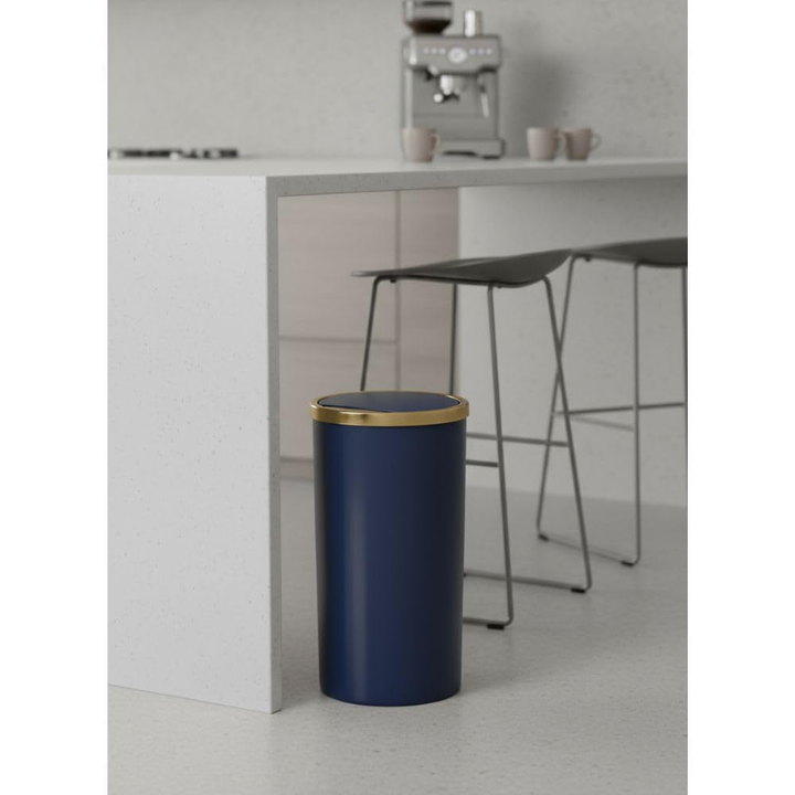 سلة مهملات بغطاء متأرجح وحلقة داخلية - سعة 35 لترًا، لون أزرق داكن/ذهبي